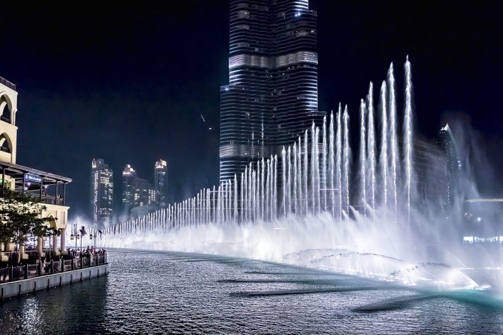 Dubai-Fountain-6600-lights-and-25-projectors-it-shoots-water-150-m-into-the-air